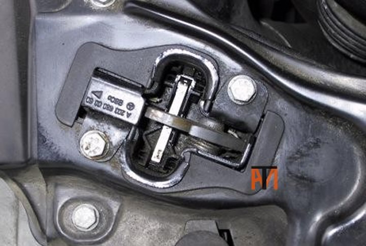 Mercedes Bonnet switch